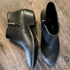 Sensible black rubber rain boots